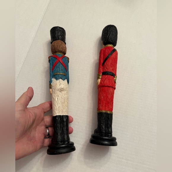Vntg Set Red Uniformed Wood Look Resin Figurine Guard & Blue Soldier W/Bugle 12 - Picture 5 of 11